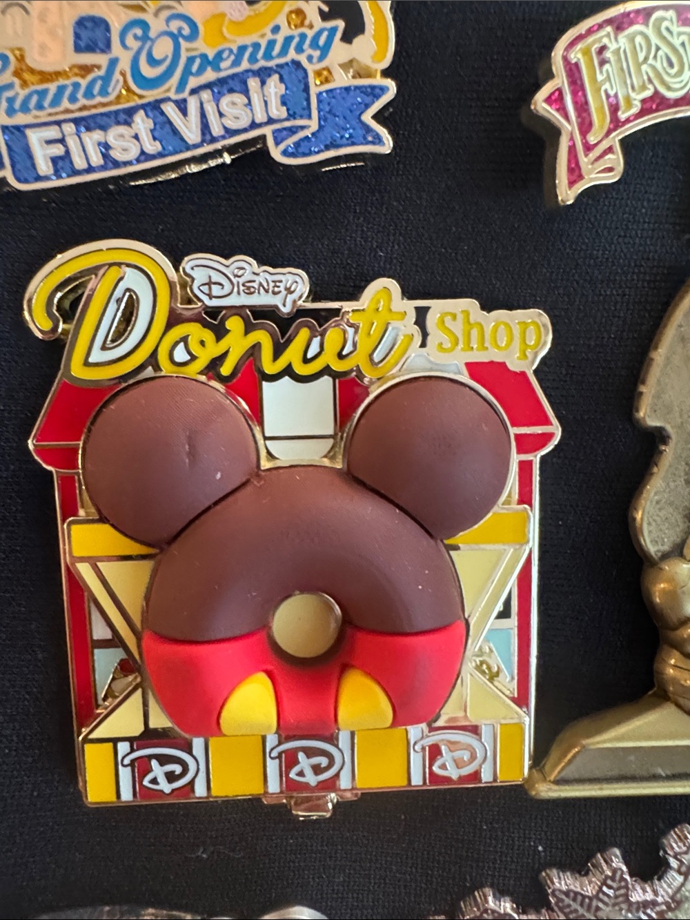 Disney pin trading donut shop pin Ltd edition NWT
